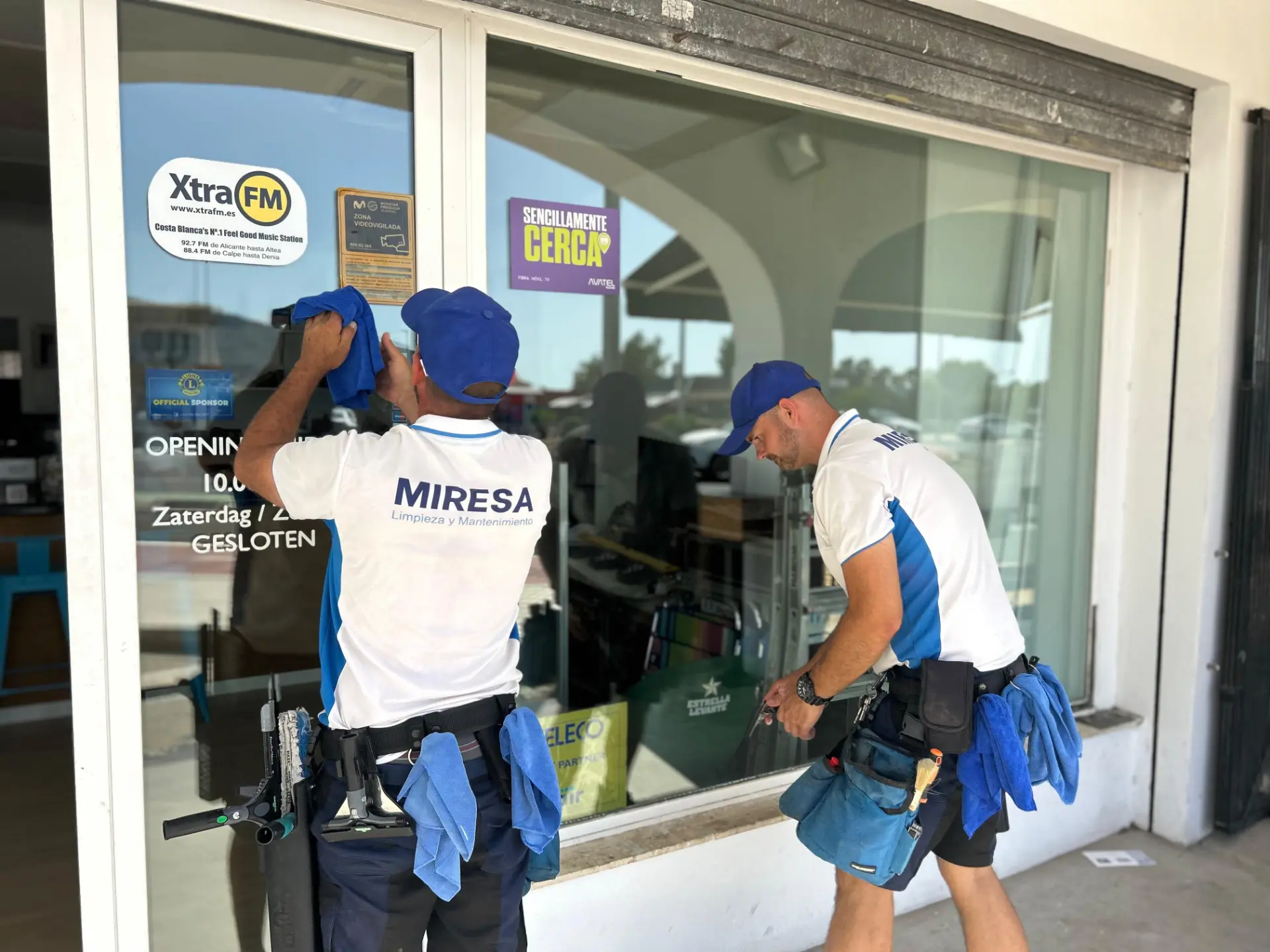 Equipo MIRESA limpiando el escaparate de un comercio