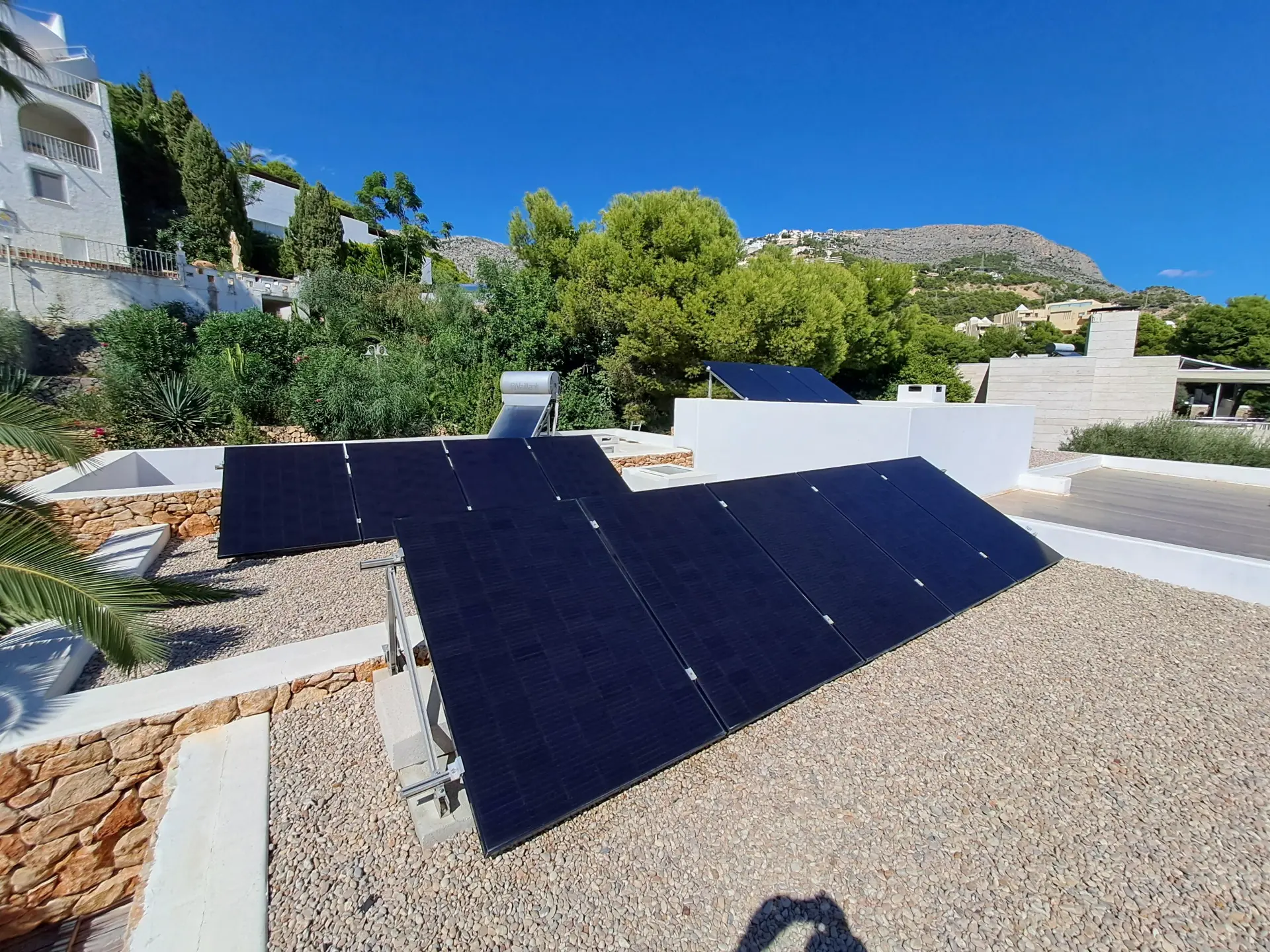 Placas solares con vistas a la montaña tras la limpieza