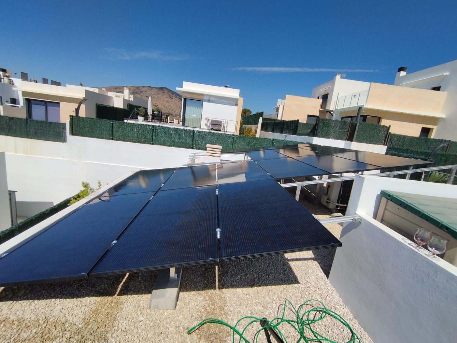 Instalación de placas solares limpiada por MIRESA