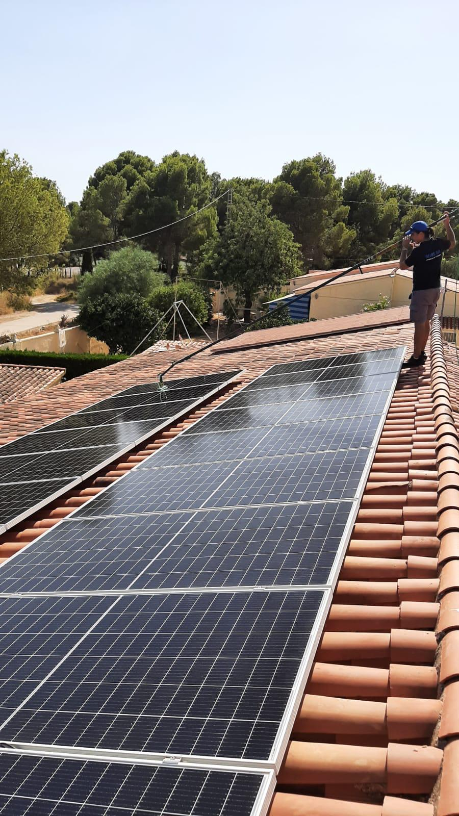 Placas solares limpias en una vivienda moderna